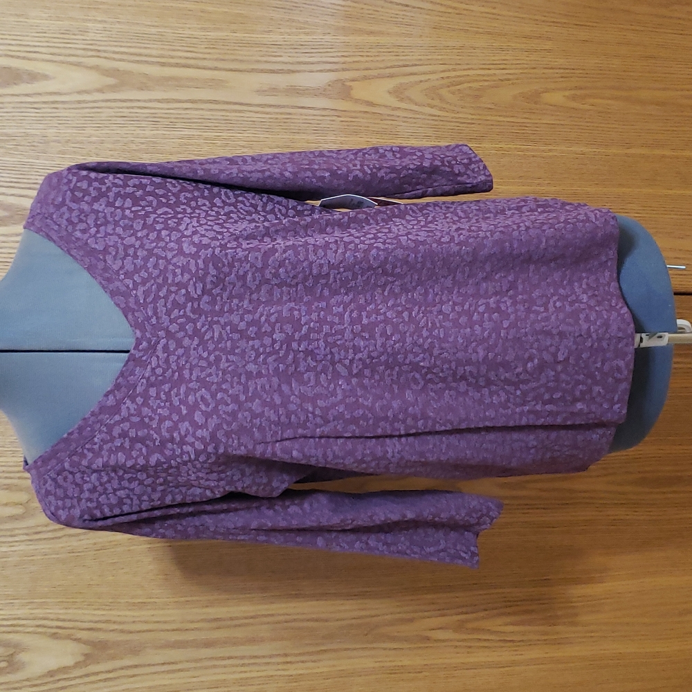 Liz Claiborne Sport - 3/4 sleeve, V-neck top - Ladies Small